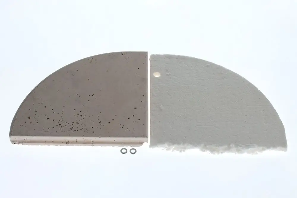 Zwei halbrunde Isolierplatten, eine graue und eine weiße, nebeneinander. Sichtbare Strukturen und Löcher, geeignet für eine Aschetür. Bosch-Produkt.